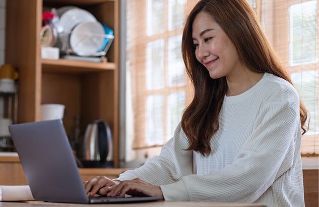 Women on her laptop